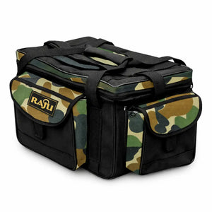 A Bolsa de Pesca Zanter Raju Camuflada mostrada na diagonal, com seu bolso frontal e seu bolso lateral em foco