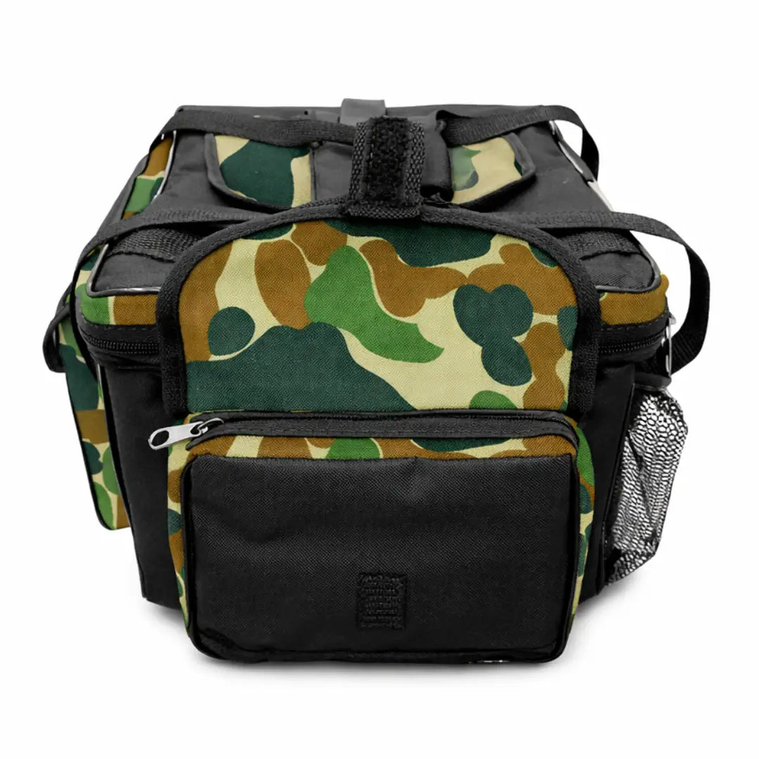 A Bolsa de Pesca Zanter Raju Camuflada vista de lado, com seu bolso com zíper lateral em destaque