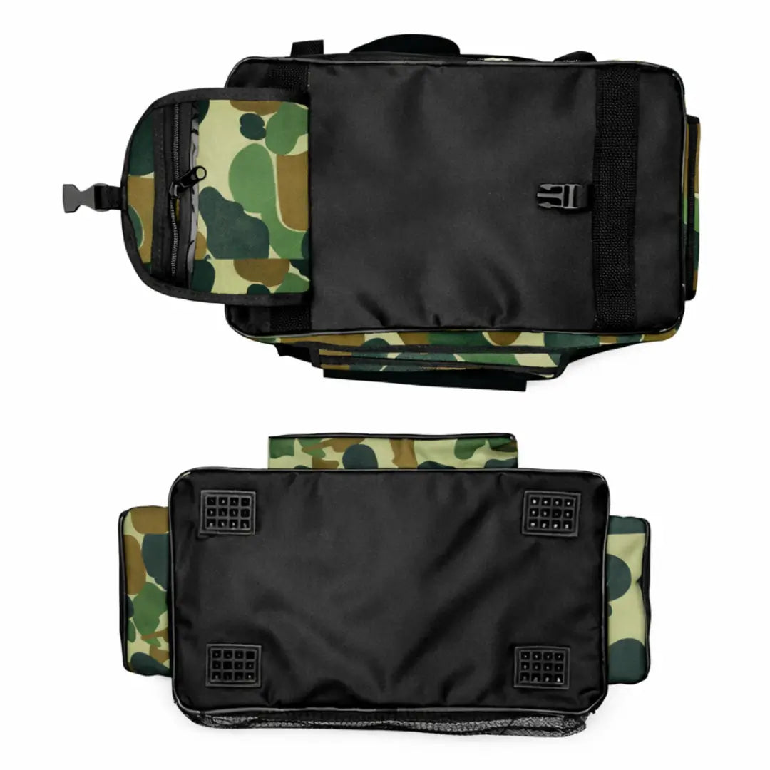 A Bolsa de Pesca Zanter Raju Camuflada sendo mostrada na parte de cima e na parte de baixo, com destaque para seus 4 pés em borracha