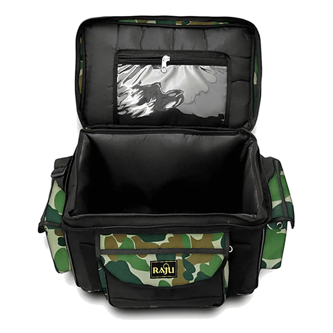 A Bolsa de Pesca Zanter Raju Camuflada com seu compartimento principal aberto, mostrando sua capacidade