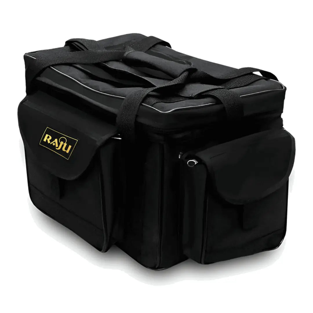 A Bolsa de Pesca Zanter Raju Preta mostrada na diagonal, com seu bolso frontal e seu bolso lateral em foco