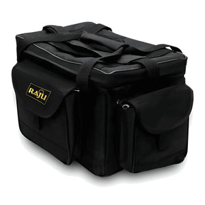 A Bolsa de Pesca Zanter Raju Preta mostrada na diagonal, com seu bolso frontal e seu bolso lateral em foco