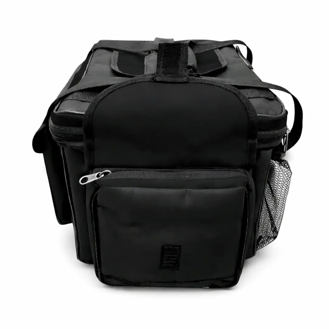 A Bolsa de Pesca Zanter Raju Preta vista de lado, com seu bolso com zíper lateral em destaque