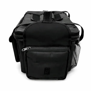 A Bolsa de Pesca Zanter Raju Preta vista de lado, com seu bolso com zíper lateral em destaque