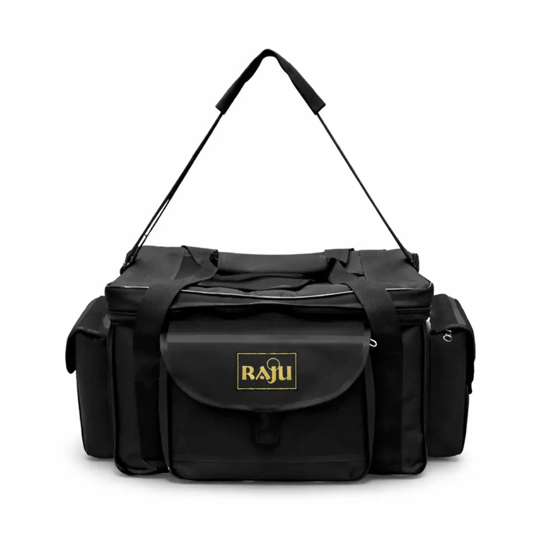 A Bolsa de Pesca Zanter Raju Preta vista de frente, com destaque para sua alça de ombro