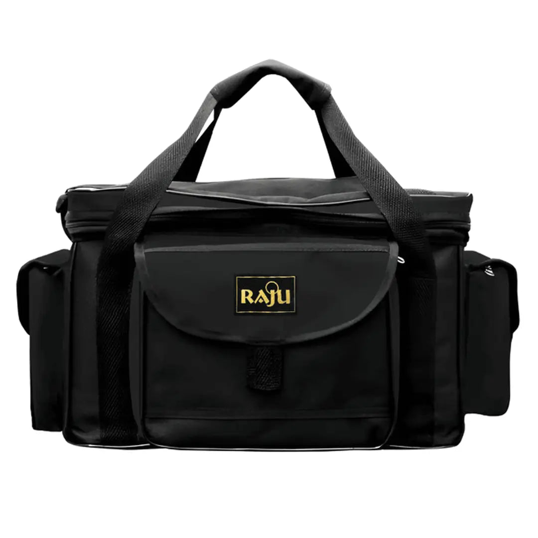 A Bolsa de Pesca Zanter Raju Preta vista de frente, com sua alça de mão em foco