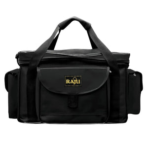 A Bolsa de Pesca Zanter Raju Preta vista de frente, com sua alça de mão em foco