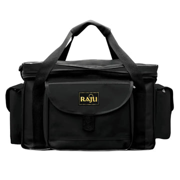 A Bolsa de Pesca Zanter Raju Preta vista de frente, com sua alça de mão em foco