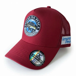 Boné de Pesca Zanter Pro Fishing na cor vermelho visto de lado, com sua estampa bordada em foco