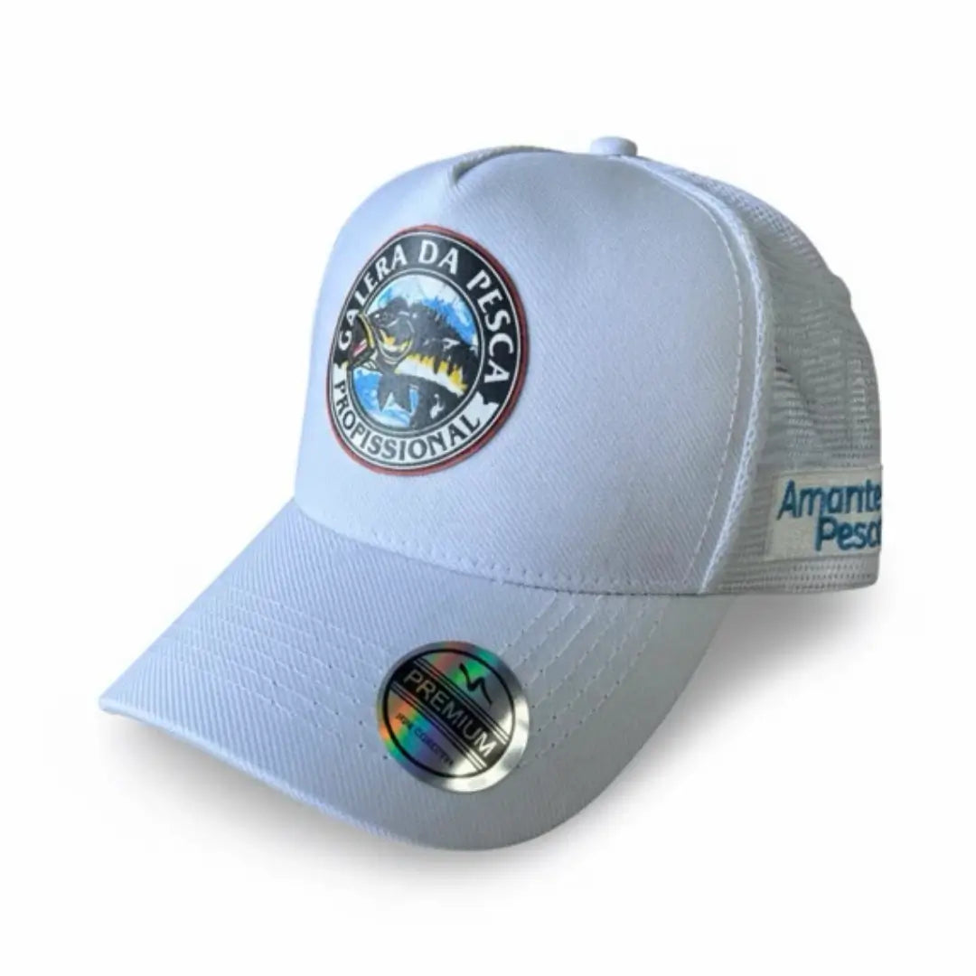 Boné de Pesca Zanter Pro Fishing na cor branco visto de lado, com sua estampa bordada em foco