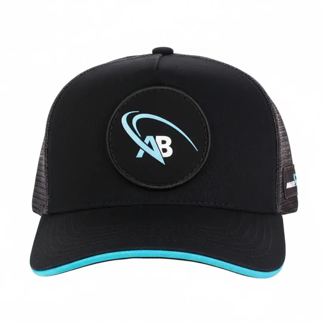 Boné de Pesca Angler Signature visto de frente, com sua estampa bordada em foco