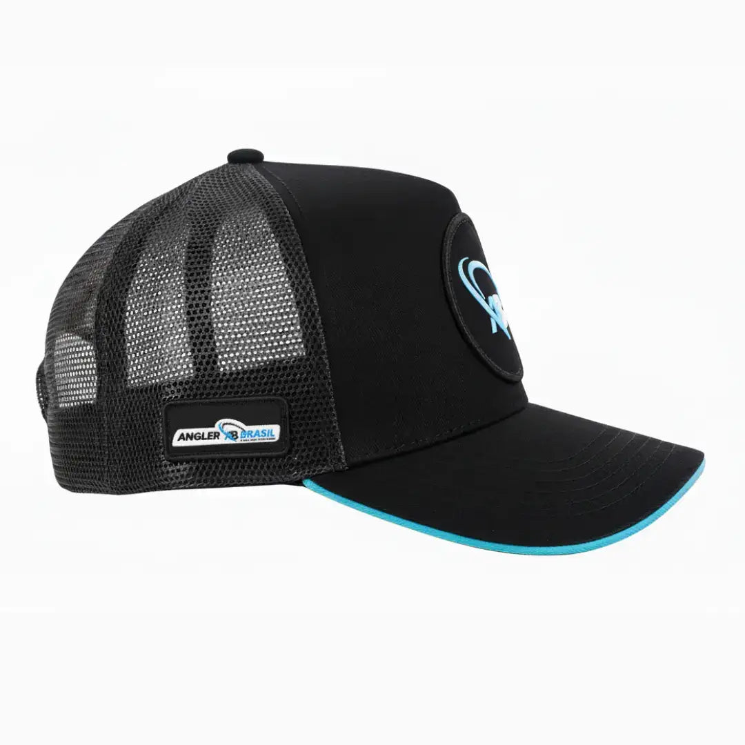 Boné de Pesca Angler Signature visto de lado, com sua tela em poliéster em foco