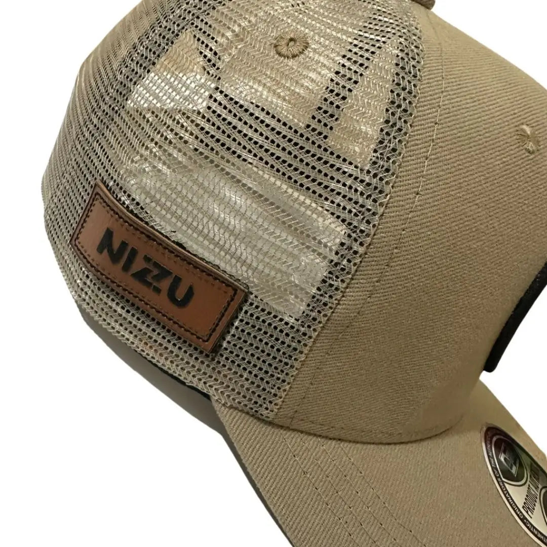 Detalhe da tela feita em poliéster e a estampa bordada com o nome Nizzu no Boné de Pesca Nizzu Fishing, mostrando de lado