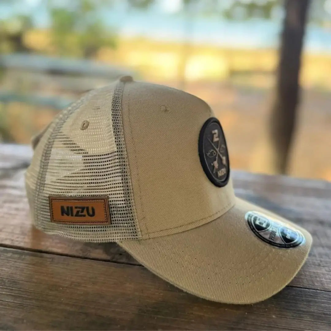 Boné de Pesca Nizzu Fishing visto de lado em cima de uma mesa
