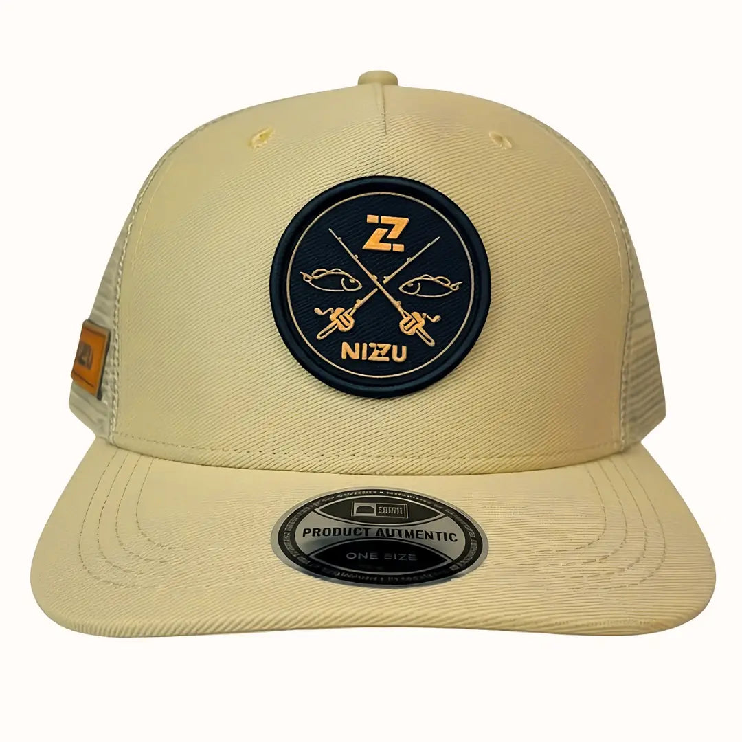 Boné de Pesca Nizzu Fishing mostrado de frente, com seu bordado em foco