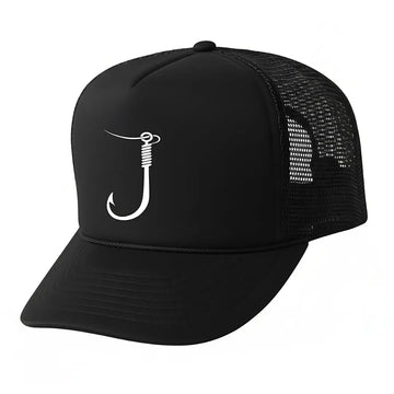 Boné de Pesca Zanter Hook Black mostrando na diagonal, com sua estampa de anzol em foco