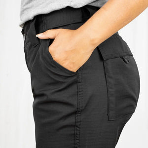 Lateral de Calça Tática Feminina Explorer Preta em tecido ripstop com mão no bolso frontal