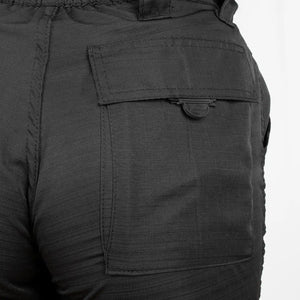 Bolso traseiro em velcro da Calça Tática Feminina Explorer Preta em foco