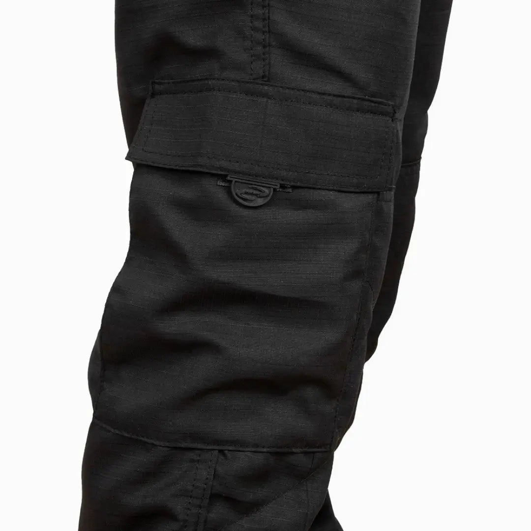 Bolso lateral em velcro da Calça Tática Feminina Explorer Preta em foco