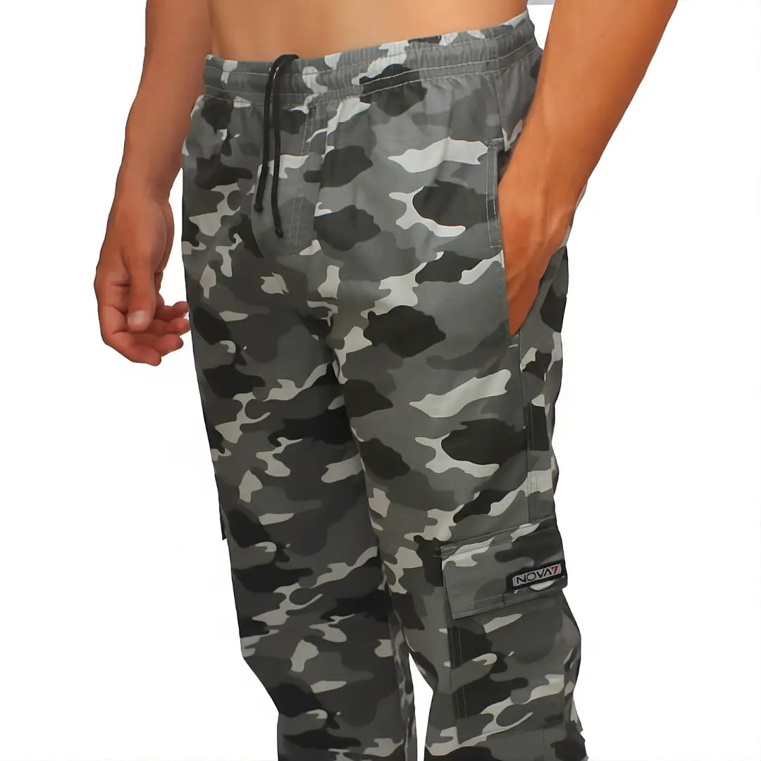 A Calça Tática Masculina Zanter Camuflada Cinza mostrada na diagonal, mostrando seu ajuste de elástico na cintura e seu bolso na lateral