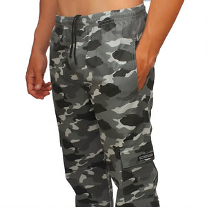 A Calça Tática Masculina Zanter Camuflada Cinza mostrada na diagonal, mostrando seu ajuste de elástico na cintura e seu bolso na lateral