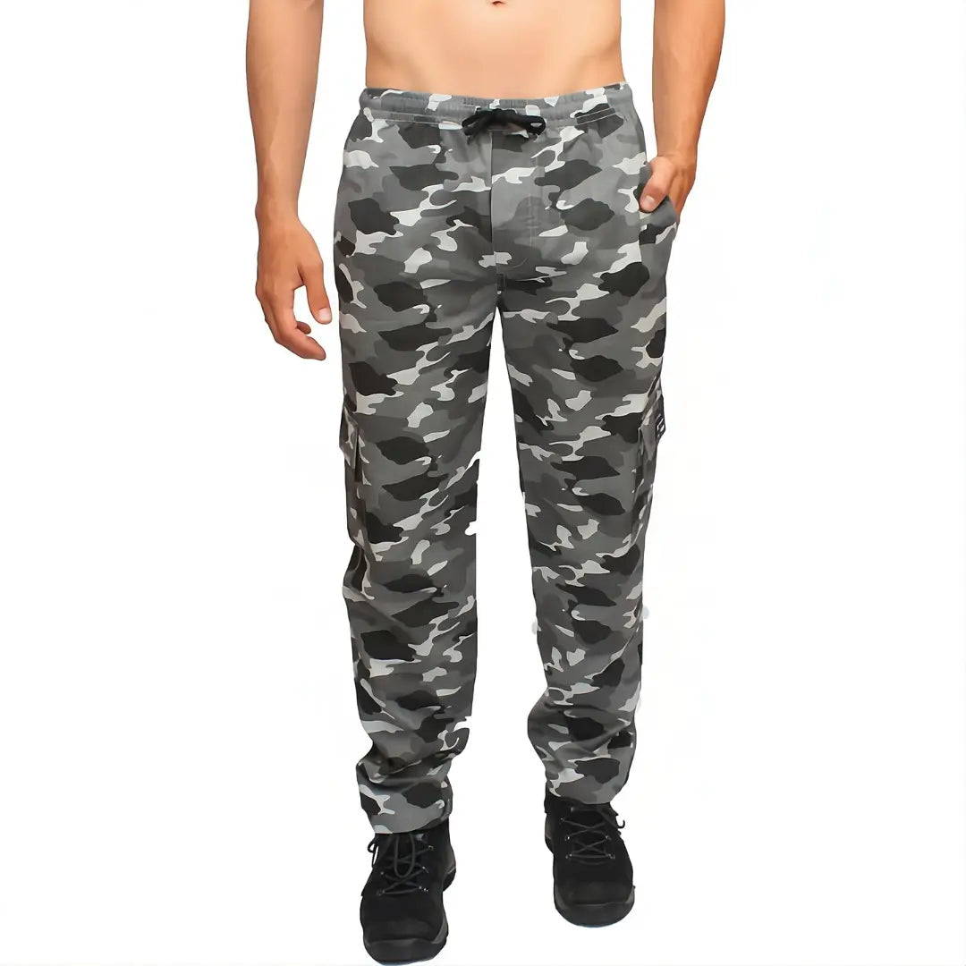 Calça Tática Masculina Zanter Camuflada Cinza sendo usada por um homem e mostrada de frente