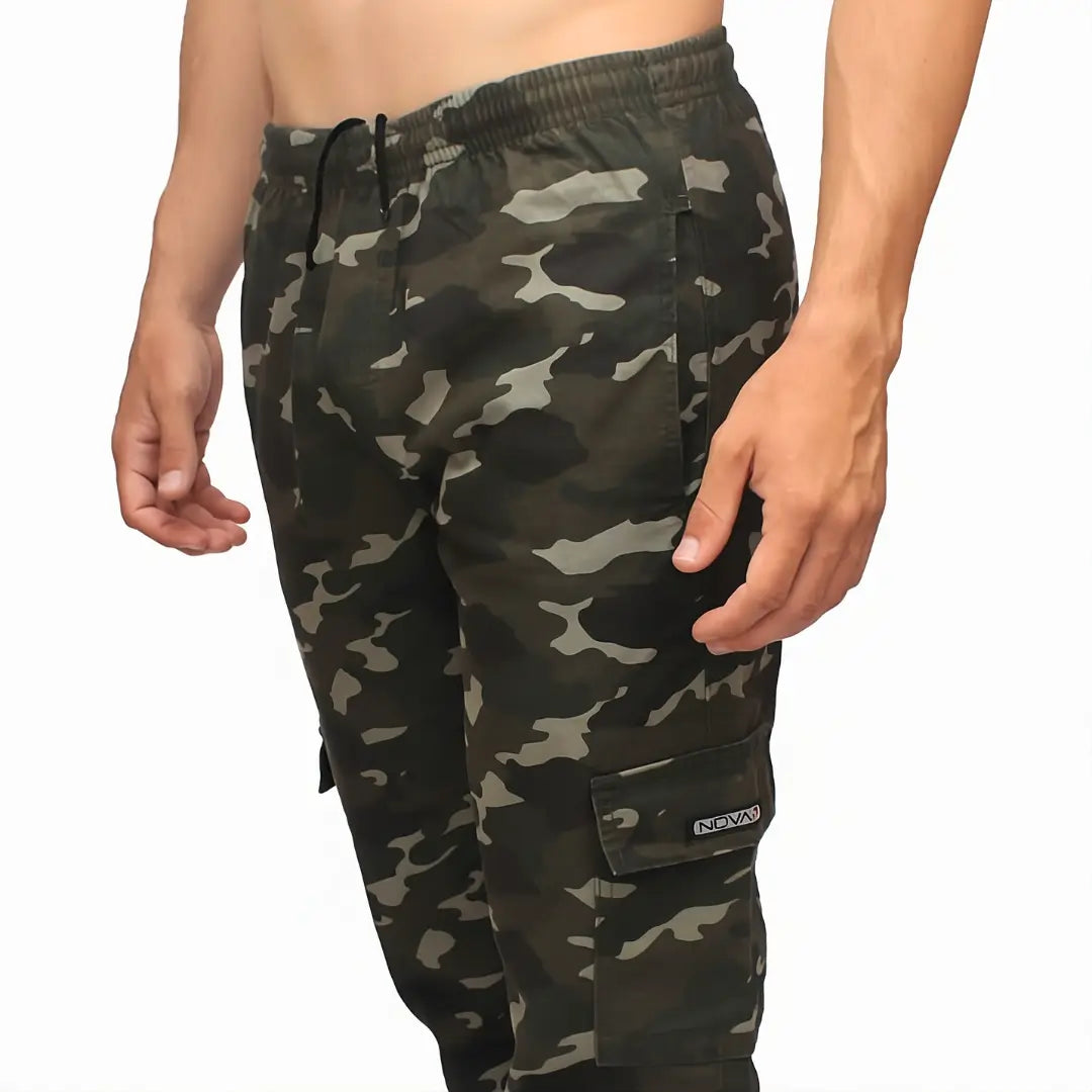 A Calça Tática Masculina Zanter Camuflada Verde vista na diagonal, mostrando seu ajuste de elástico na cintura e seu bolso na lateral