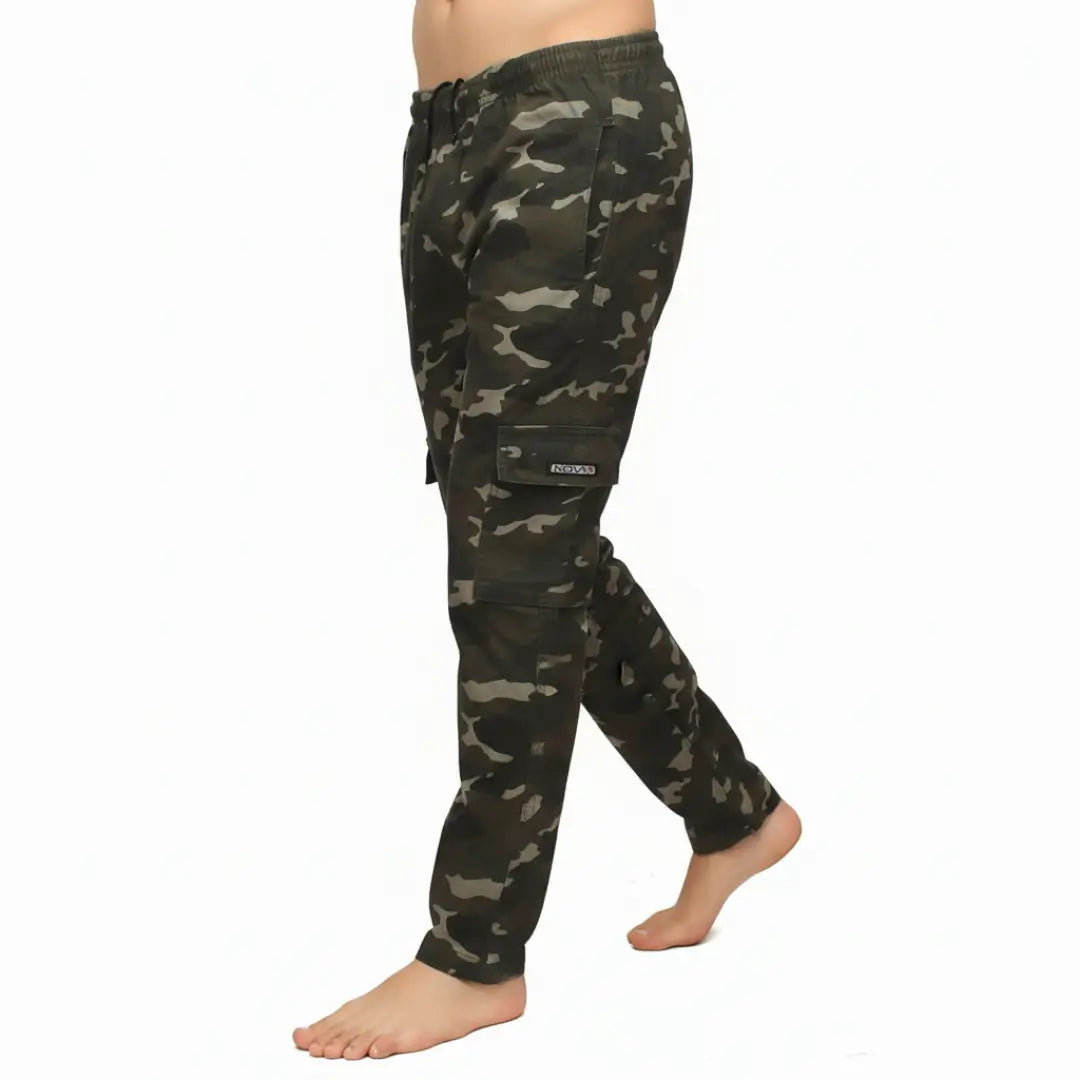 Uma pessoa descalça utilizando a Calça Tática Masculina Zanter Camuflada Verde, vista de lado