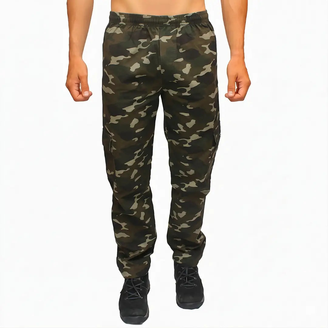 Calça Tática Masculina Zanter Camuflada Verde sendo usada por um homem e mostrada de frente