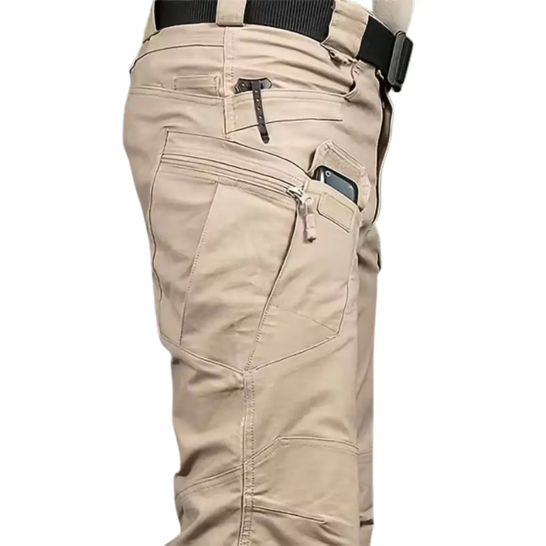 A Calça Tática Masculina RipStop na cor caqui vista de lado, com o foco em seus bolsos multifuncionais