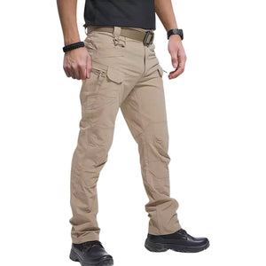 Pescador usando a Calça Tática Masculina RipStop na cor caqui, com destaque para seus multi-bolsos
