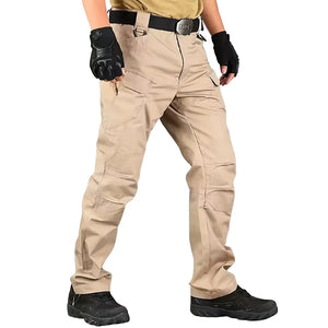 Calça Tática Masculina RipStop na cor caqui mostrada na diagonal, com foco em sua construção