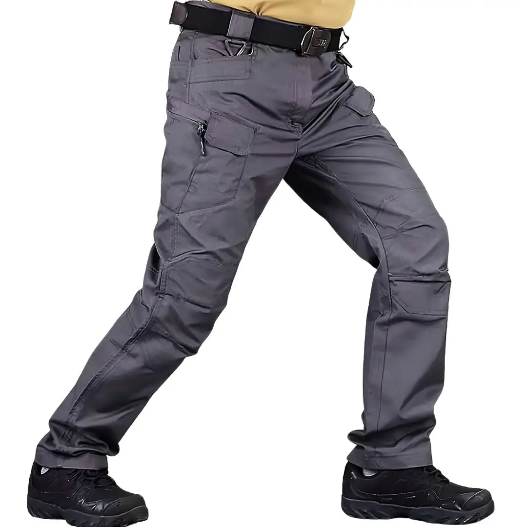Calça Tática Masculina RipStop na cor cinza sendo mostrada na diagonal, com foco em sua construção