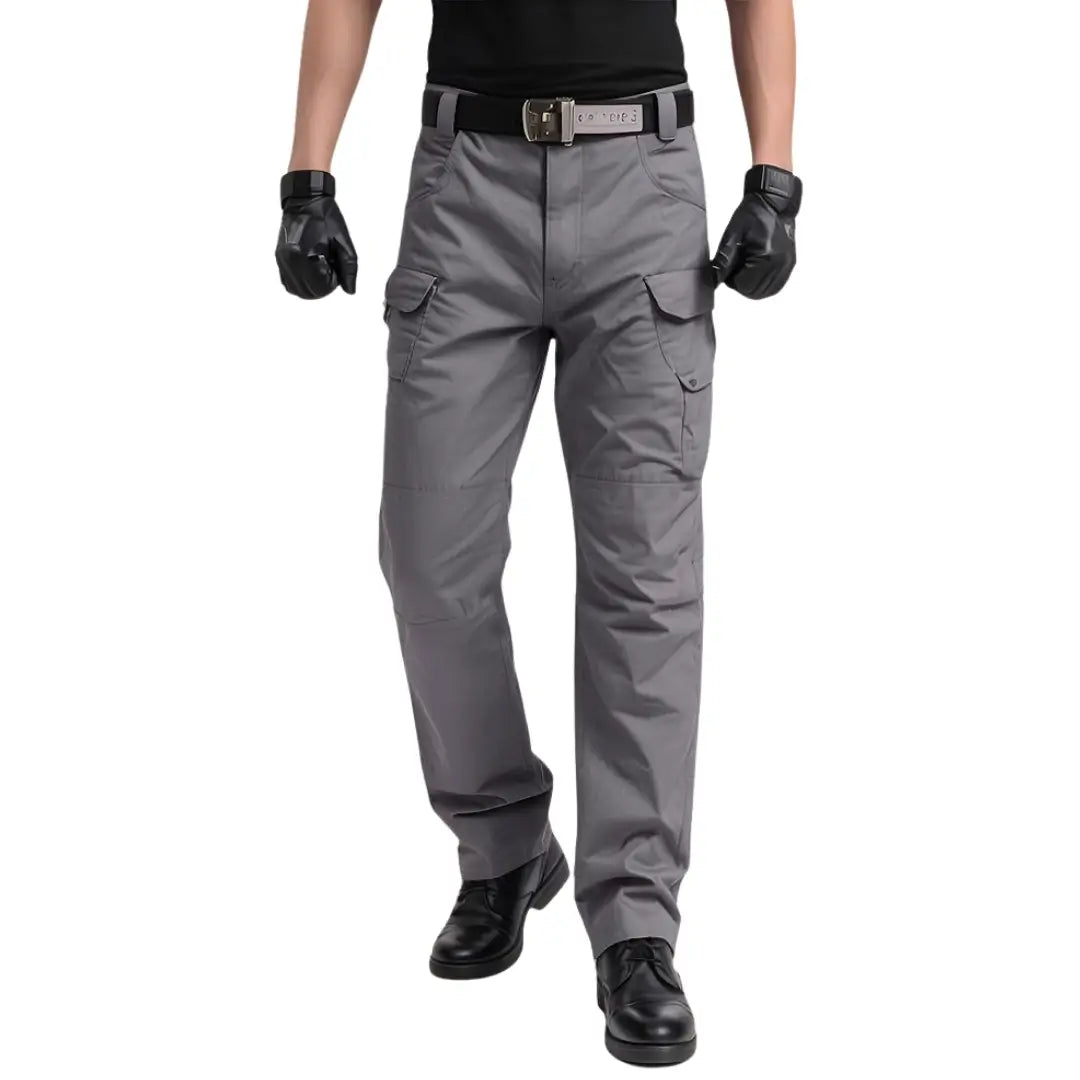 A Calça Tática Masculina RipStop na cor cinza exibida de frente, mostrando seu acabamento