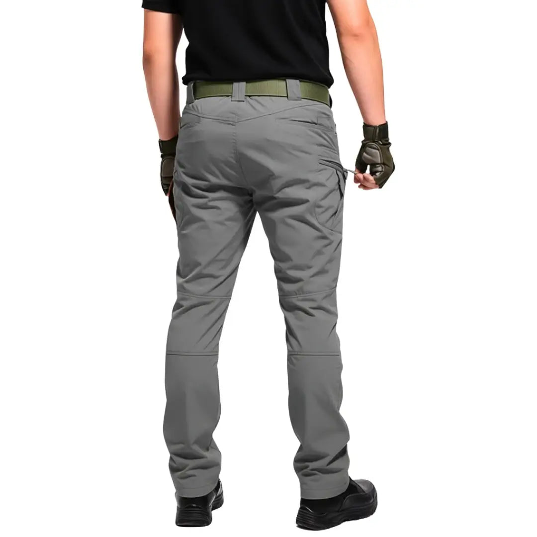 Calça Tática Masculina RipStop na cor cinza mostrada de costas, mostrando seu reforço de joelho