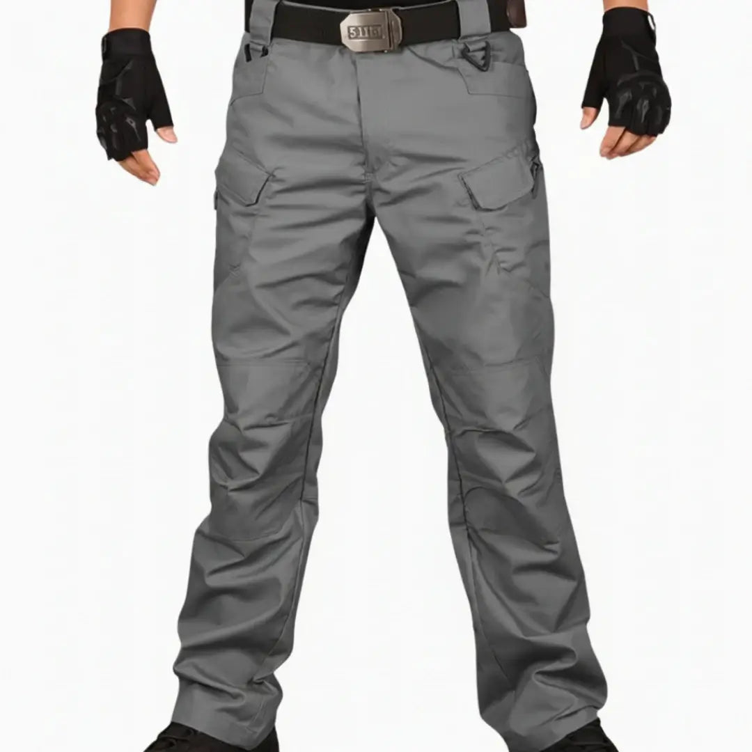 Calça Tática Masculina RipStop na cor cinza vista de frente