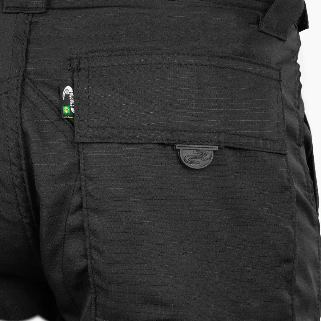 Bolso da Calça Tática Masculina Explorer Preta em foco, mostrando suas costuras