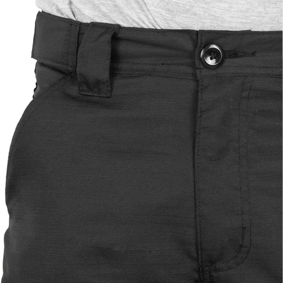 Calça Tática Masculina Explorer Preta vista de frente, com o foco eu seu botão e em sua cinta