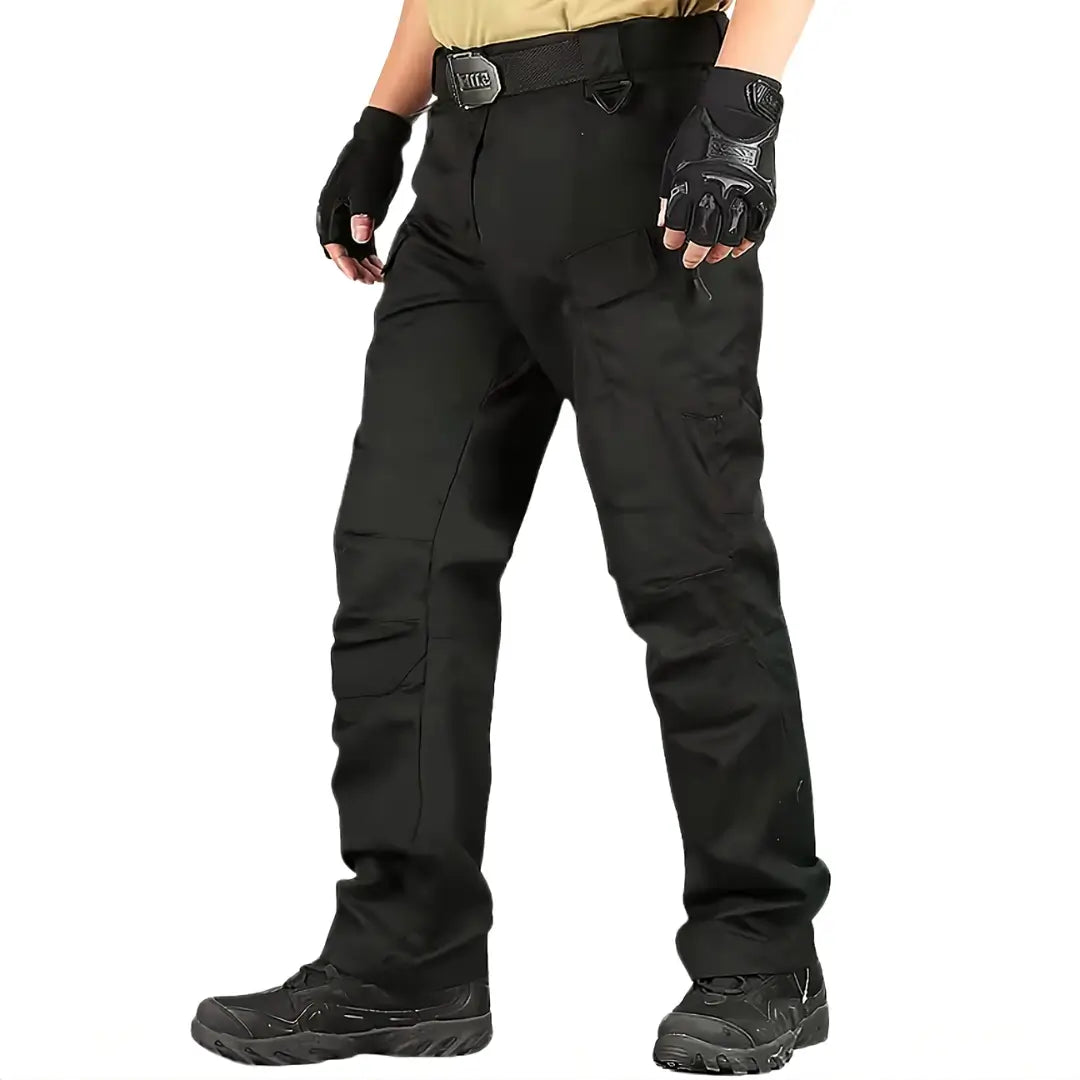 Calça Tática Masculina RipStop na cor preta sendo usada por um pescador, com seus detalhes em foco