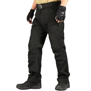 Calça Tática Masculina RipStop na cor preta sendo usada por um pescador, com seus detalhes em foco