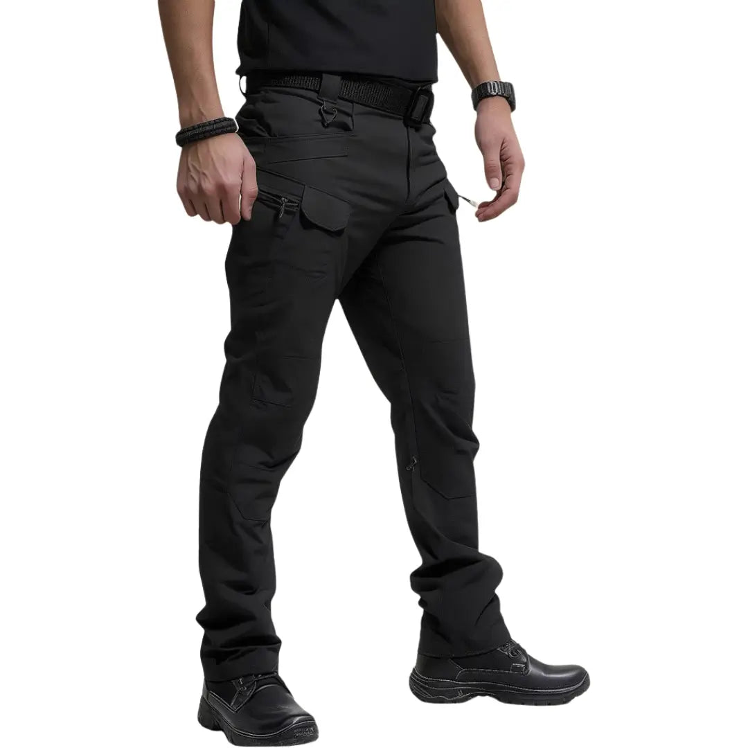 Pescador usando a Calça Tática Masculina RipStop na cor preta, com destaque para seus multi bolsos