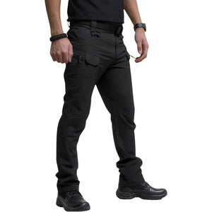 Pescador usando a Calça Tática Masculina RipStop na cor preta, com destaque para seus multi bolsos