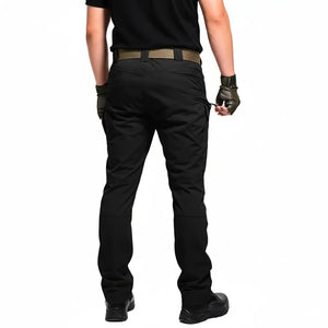 Calça Tática Masculina RipStop na cor preta mostrada de costas