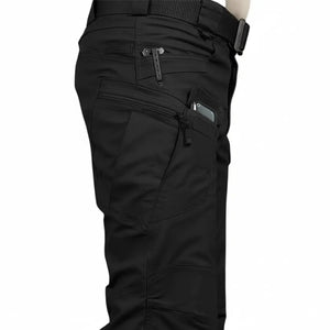 A Calça Tática Masculina RipStop na cor preta vista de lado, com o foco em seus bolsos multifuncionais