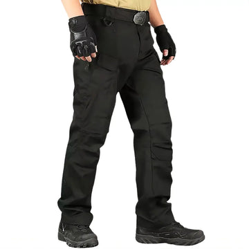 Calça Tática Masculina RipStop na cor preta mostrada na diagonal, com foco em sua construção