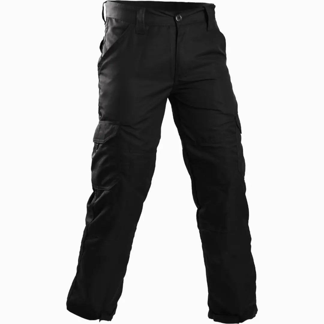 Calça Tática Masculina Versatile na cor preta vista na diagonal, com seus detalhes em foco