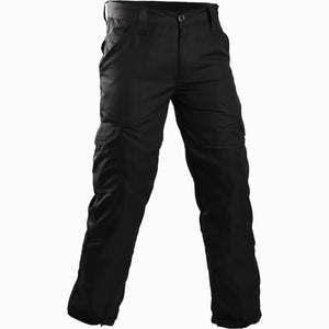 Calça Tática Masculina Versatile na cor preta vista na diagonal, com seus detalhes em foco