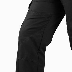 Detalhe da costura no joelho da Calça Tática Masculina Versatile na cor preta