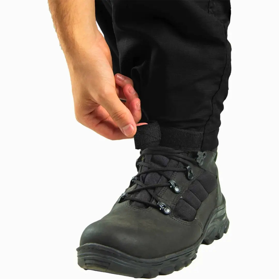 Detalhe do leash na perna da Calça Tática Masculina Versatile na cor preta