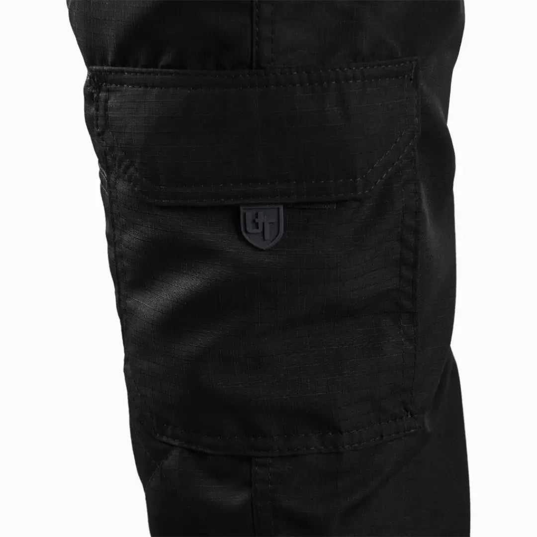 Bolso lateral da Calça Tática Masculina Versatile na cor preta em foco, mostrando sua costura